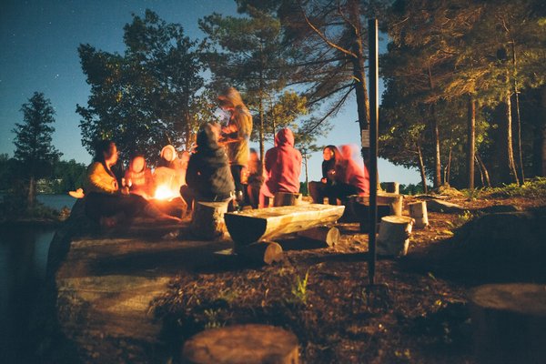 Quelles sont les meilleures pratiques pour un camping minimaliste en forêt?